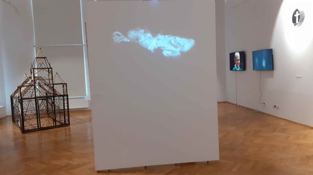 Prace: D. Rycharskiego (obiekt), d. Lejmana (video instalacja), K. Kozyry (video)