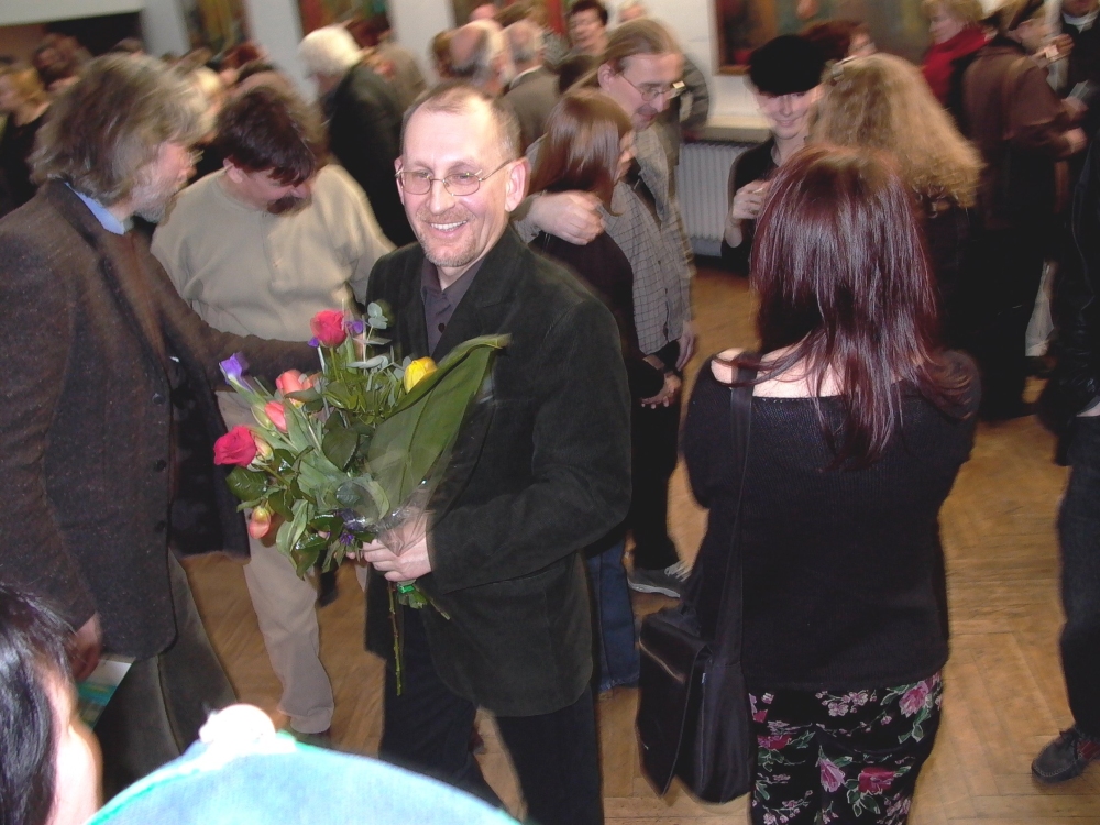 Tłumy wernisażowe  w dniu 14.04. 2004