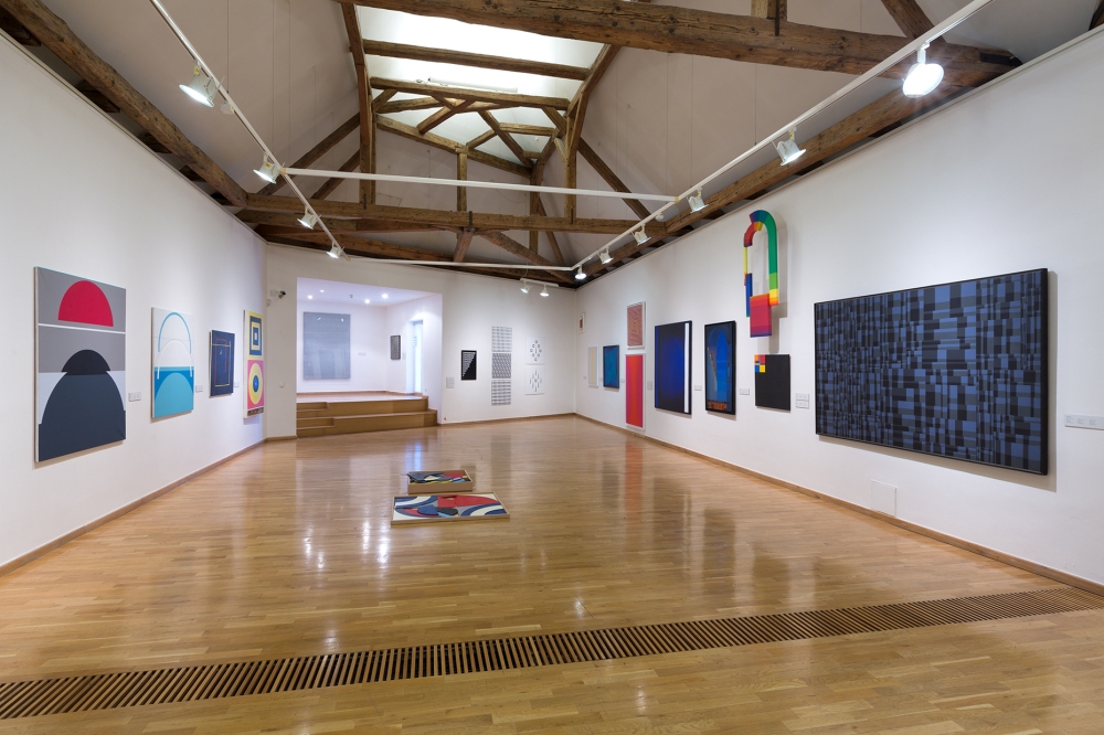 Przestrzeń centralna, od lewej obrazy Jerzego Kałuckiego (1999, 1987) oraz Piotra Lutyńskiego (2017) w głębi prace: Romana Opałki (1974), Jerzego Rosołowicza (1966, 1977), Stanisława Dróżdża (1967/2008, 1967/2009, 1998/2008), od prawej dwa obrazy (1980, 1991) i obiekt (1980) Jana Pamuły, dalej obrazy: Romualda Oramusa (2007-2010), Tadeusza Gustawa Wiktora (2011), Marka Sobczyka (1980), Michała Misiaka (2010), Tamary Berdowskiej (2015), Andrzeja Gieragi (2010).