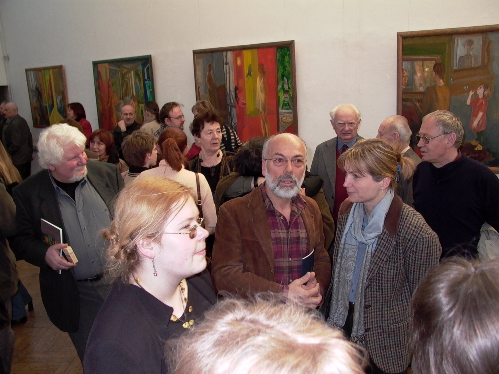 Tłumy wernisażowe  w dniu 14.04. 2004, m.in. w głębi Leszek Długosz