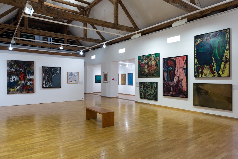 Sala środkowa, po prawej obrazy: Tadeusza Brzozowskiego (1975, 1957), Jerzego Stajudy (1975) oraz dwa obrazy Alfreda Lenicy z 1962 roku, po lewej obrazy: Alfreda Lenicy (1958), Tadeusza Kantora (1957), Aleksandra Kobzdeja (1957), w głębi na filarze monotypia Marii Jaremy (1953), z tyłu dwie prace Kazimierza Mikulskiego z 1948 roku i obraz Jadwigi Maziarskiej (1947).