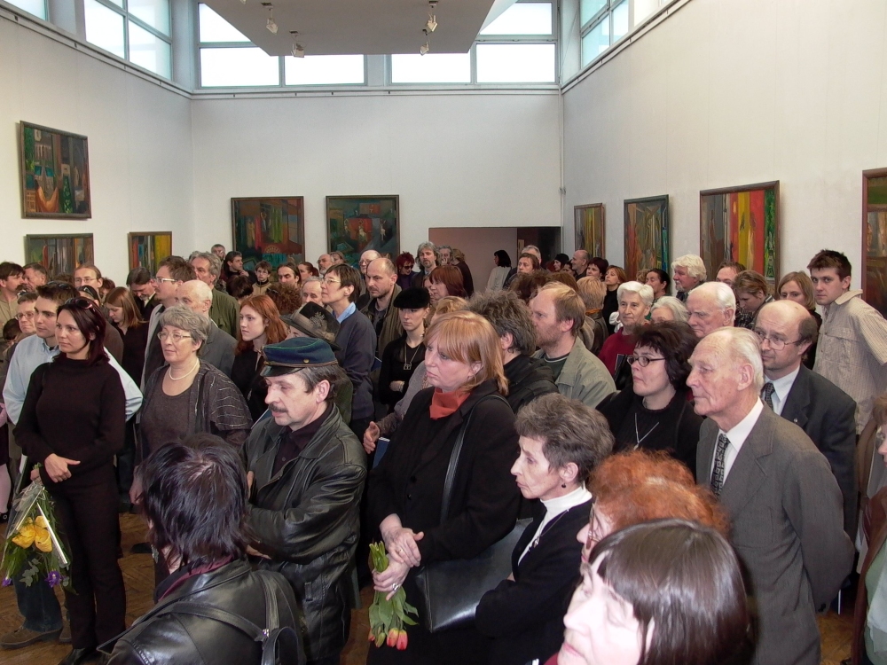 Tłumy wernisażowe  w dniu 14.04. 2004