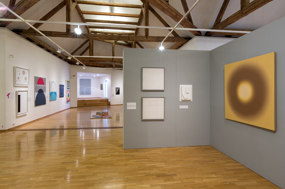 Przestrzeń centralna, po prawej obraz Wojciecha Fangora (1974) oraz trzy prace Henryka Stażewskiego z lat 1961-1973, na ścianie po lewej po dwie prace: Koji Kamoji (obie z 2015), Jerzego Kałuckiego (1999, 1987), Piotra Lutyńskiego (obie z 2017), w głębi na wprost prace Romana Opałki (1974), Jerzego Rosołowicza (1966, 1977) i Stanisława Dróżdża (1967/2008).