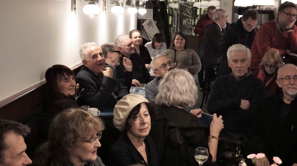 Zasłuchani, zapatrzeni, rozbawieni; m.in. R. Graczyk, K. Czerni, I. Ornatowska, W. Podrazik, J. Parketny; w głębi J. Pamuła