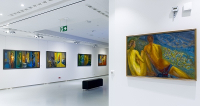 Po lewej prace: Rytuały codzienności, Realne -nierealne (pocz.XXI w.), po prawej obraz Na dywanie (  lata 90.)