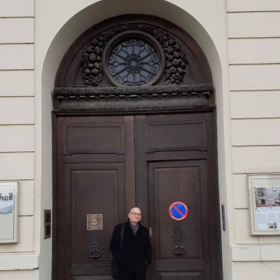 Przed bramą Biblioteki Polskiej w Paryżu (01. 2020)