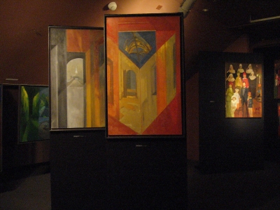 Realne -nierealne (2004-2005), w głębi praca z cyklu Czas zatrzymany (1982))