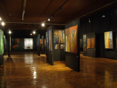 Oramus, obrazy z cyklów Katedra i Realne- nierealne, w głębi Sobolewski