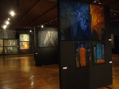 Oramus, od prawej obrazy z cyklu Katedra, w głębi prace Rytuały codzienności