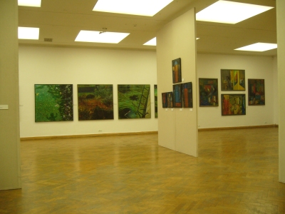 Po lewej 3 obrazy Sobolewskiego, pozostałe prace Oramusa