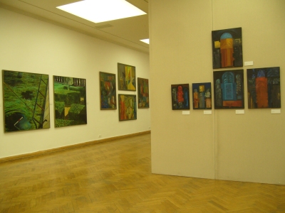 Po lewej 2 obrazy Sobolewskiego, pozostałe prace Oramusa